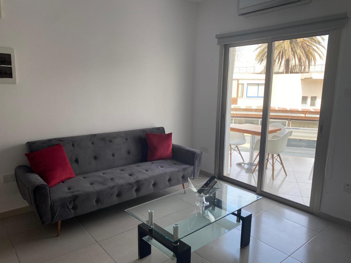 Beachside Apartment In Kato Paphos Lighthouse 81 Luaran gambar